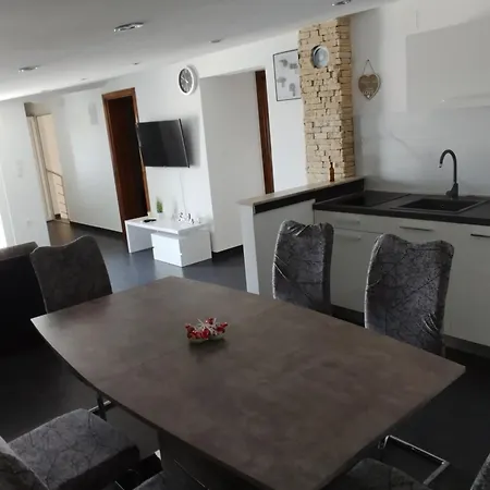 Nella * Biograd Na Moru